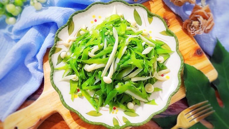 健康饮食之翡翠拌白玉(荷兰豆拌白玉菇),美美的摆拍一下!
可以享用啦!
好好吃!