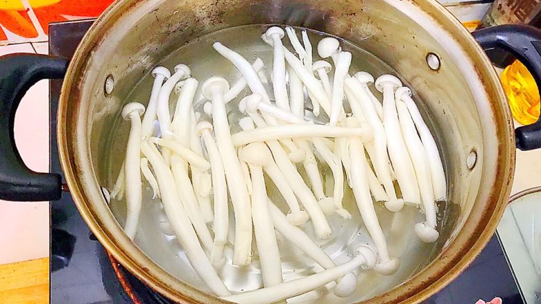 健康饮食之翡翠拌白玉(荷兰豆拌白玉菇),水开后放入白玉菇,煮两分钟!