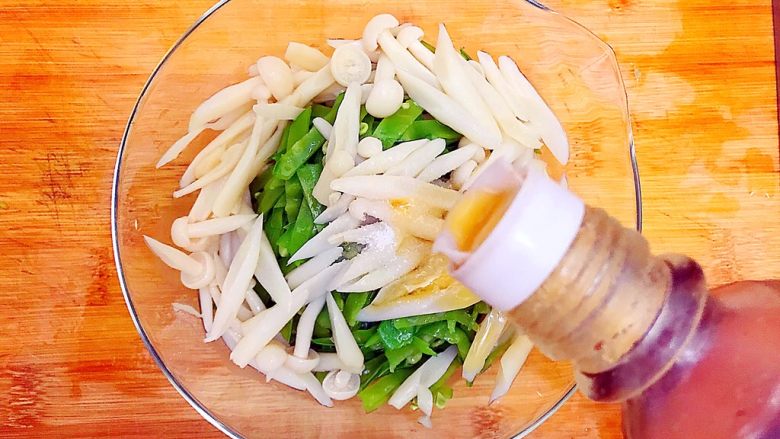 健康饮食之翡翠拌白玉(荷兰豆拌白玉菇),适量香油!