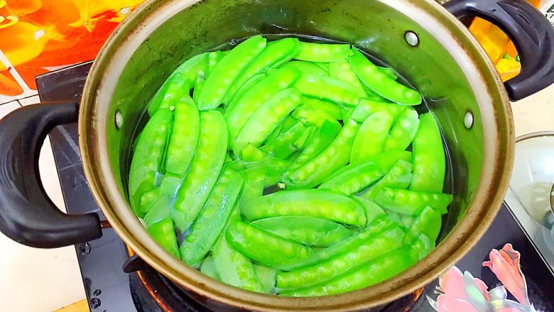 健康饮食之翡翠拌白玉(荷兰豆拌白玉菇),再重新煮一锅水,水开后放入荷兰豆,煮两分钟!
