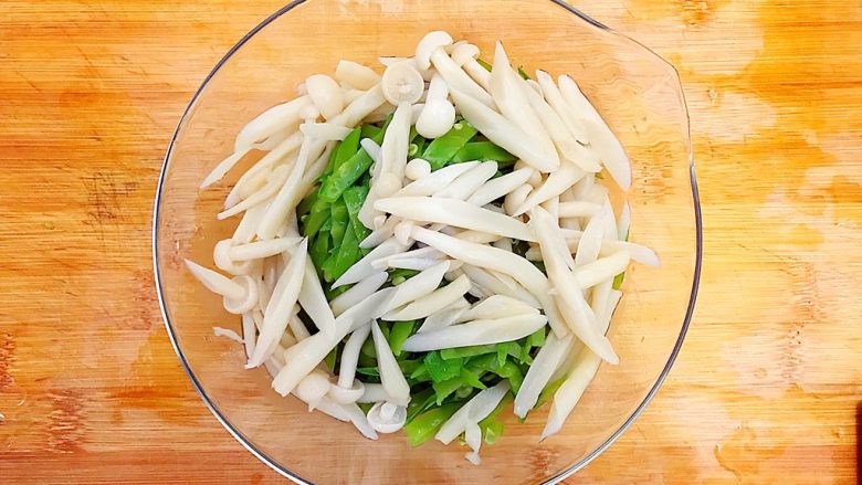 健康饮食之翡翠拌白玉(荷兰豆拌白玉菇),都切好了!