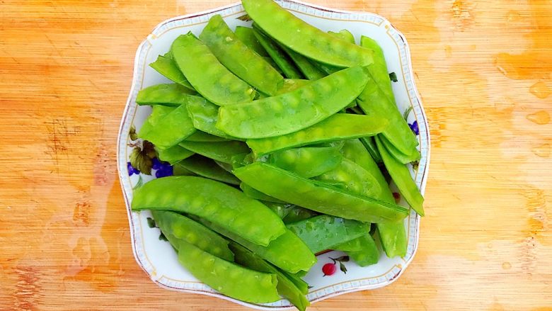 健康饮食之翡翠拌白玉(荷兰豆拌白玉菇),洗净,备用!