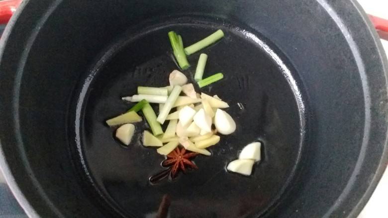 红烧鸡翅莲藕,铸铁锅做炉具上,烧热后放油姜葱姜蒜八角爆香