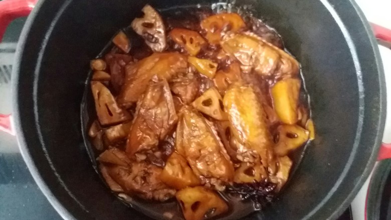 红烧鸡翅莲藕,炖20分钟后打开锅盖浓郁的香味扑鼻而来,在开中火收汁,粘稠明亮的汁裹在莲藕和鸡翅上,颜色特好。