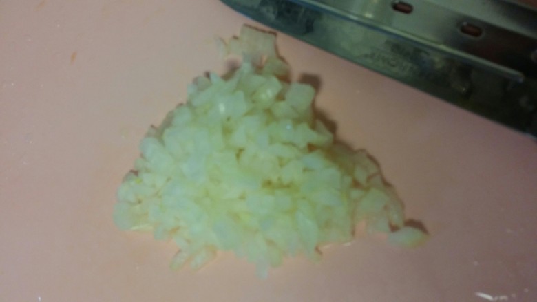 辅食:鸡肉蔬菜粥,<a style='color:red;display:inline-block;' href='/shicai/ 29'>洋葱</a>切碎。