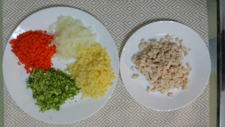 辅食:鸡肉蔬菜粥,鸡肉煮五分后,也切成碎块。