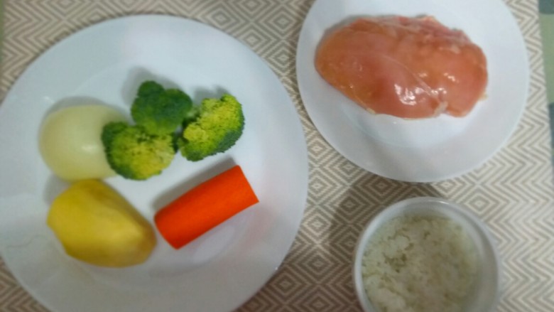 辅食:鸡肉蔬菜粥,先准备好所需材料。
