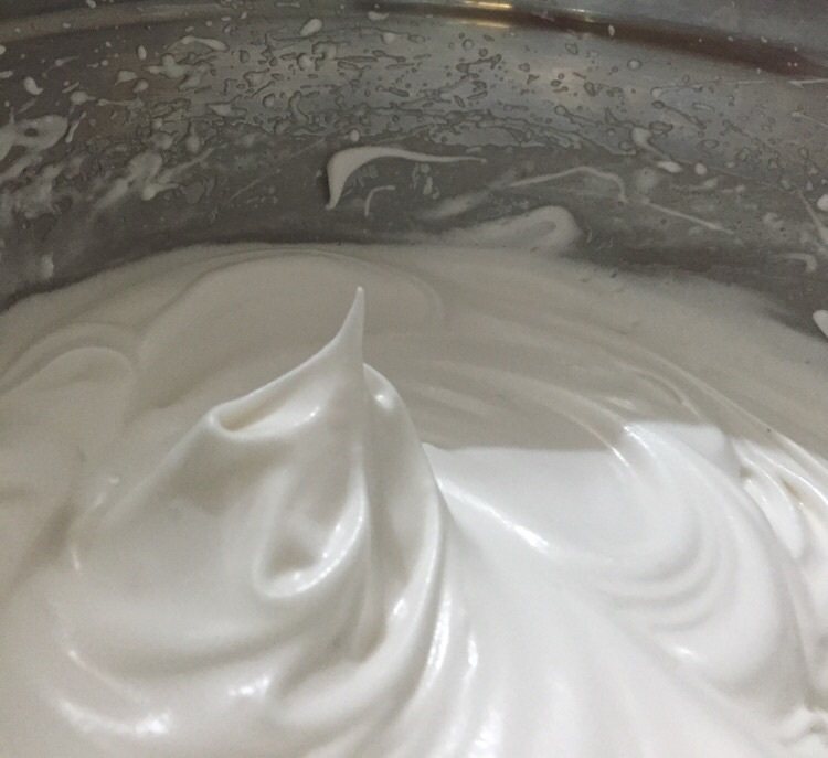 肉松紫菜蛋糕卷,砂糖分三次加入蛋白,打成干性发泡