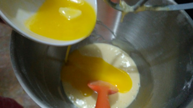 蜂蜜柚子玛德琳,倒入黄油,3档搅拌2分钟。