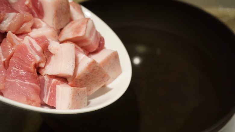 栗栗香,洗净锅再装一锅清水,烧开将五花肉焯水