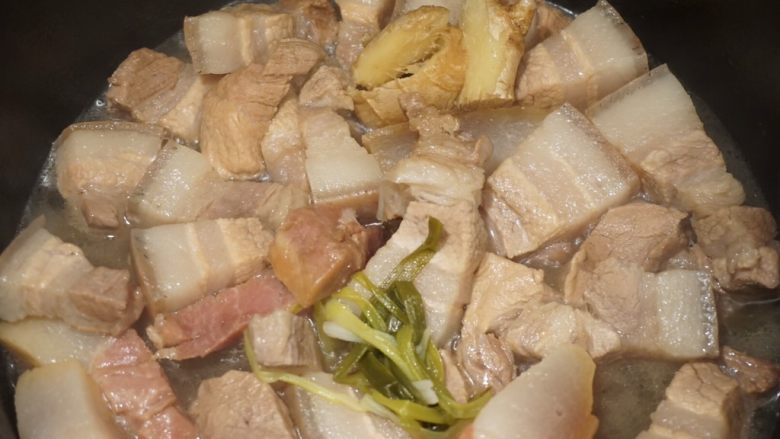 栗栗香,30分钟后拿筷子戳一下肉,熟了就能开始下一步了