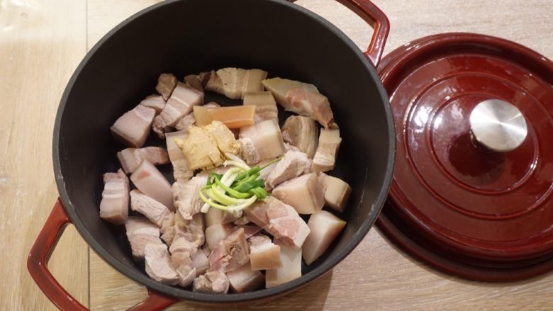栗栗香,焯水后清洗2~3遍五花肉
将肉类放入锅内,加入拍扁的生姜块和葱结