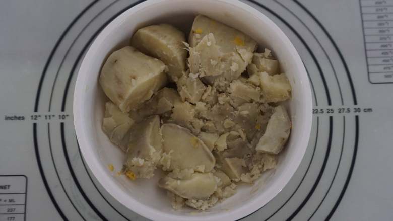 薯你の奇亚籽黑莓果酱冰皮月饼,先将白心的红薯洗净去皮切开,上锅蒸20分钟