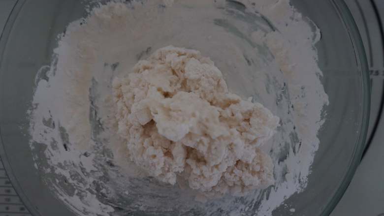 薯你の奇亚籽黑莓果酱冰皮月饼,将150g木薯粉放入碗中,然后倒入150g热水搅拌
