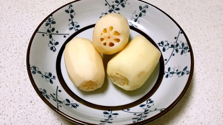 什锦卤煮,鲜藕削皮,清洗干净