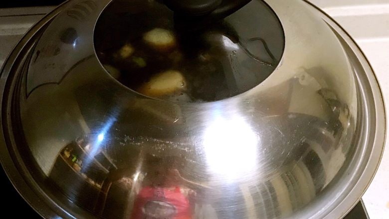 什锦卤煮,盖上锅盖,大火烧开后小火煮40分钟,关火后浸泡30分钟