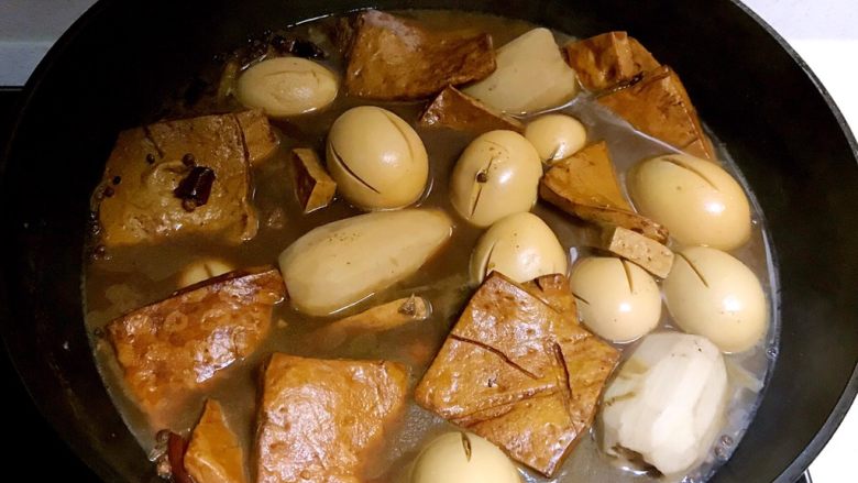 什锦卤煮,卤煮豆干,鸡蛋和鲜藕做好了,停火后要浸泡3小时左右,可以使食材更加入味和上色
