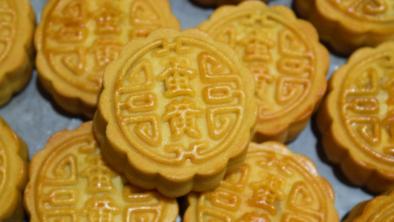 广式月饼~莲蓉蛋黄月饼,刚烤制的月饼,饼皮很硬,需要过2、3天后才会渐渐变得油润有光泽,柔软适口。这时可以室温密封保存,也可以放入一枚脱氧保鲜剂增长保鲜期,等回油后就可以尽情享受美味了。保质期不超过半个月为佳。