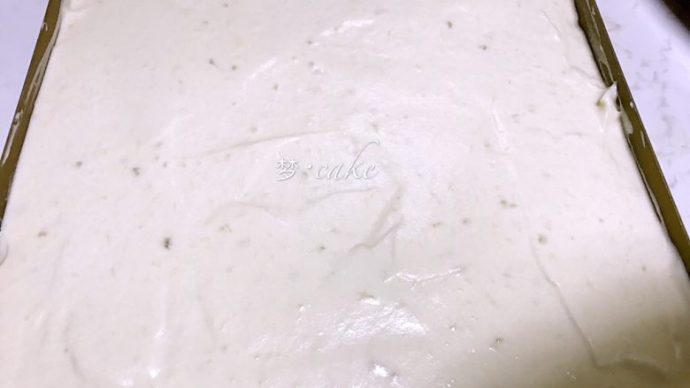香蕉蛋糕卷,倒入28*28的烤盘,表面整平,震出大气泡,烤箱上下火200度提前预热10分钟,中层烤20分钟,表面上色即可
