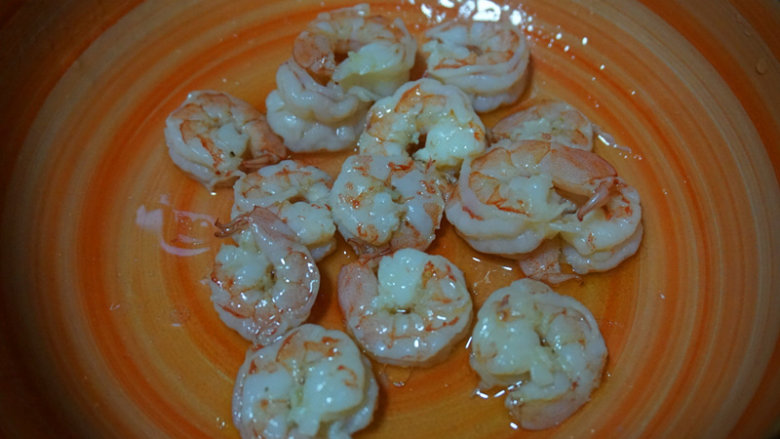 翡翠虾仁,将橄榄油、<a style='color:red;display:inline-block;' href='/shicai/ 738'>葱油</a>、熟芝麻和适量的盐拌匀成汁,把煮好的虾仁放入汁中拌匀捞出