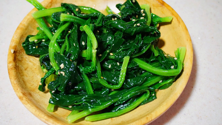 翡翠虾仁,再将菠菜和<a style='color:red;display:inline-block;' href='/shicai/ 141911'>熟白芝麻</a>放入汁中搅拌均匀
叨叨叨:如果发现汁太淡,可以再适量添一些盐