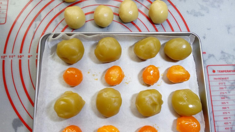 广式月饼~莲蓉蛋黄月饼, 馅、皮材料都称好,揉圆待用。