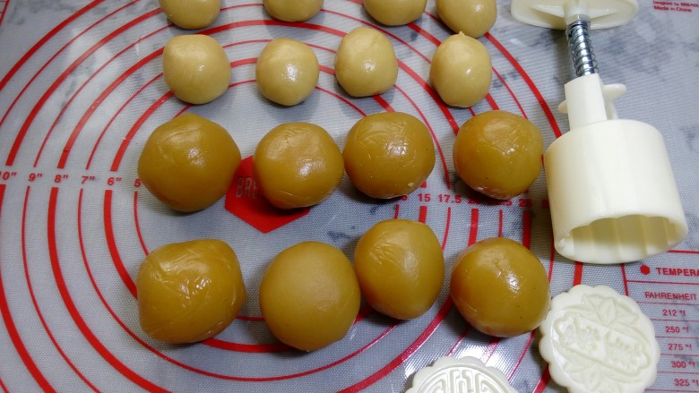 广式月饼~莲蓉蛋黄月饼,依次全部包好蛋黄,准备好月饼模具。