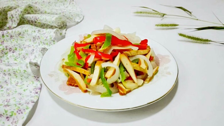辣抽抽香干,洋葱口感脆脆!辣椒颜色红通通,豆干劲道味道鲜美!要不要尝尝!😋