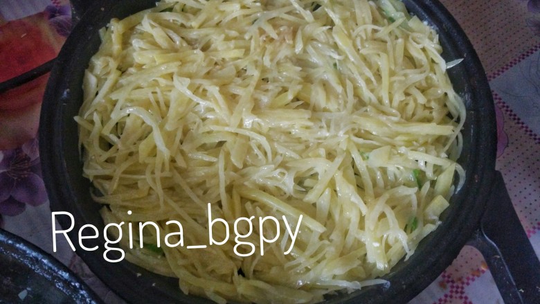 无面粉版土豆饼,铺匀,可以做一张大的(不过容易碎),也可以摊成小的