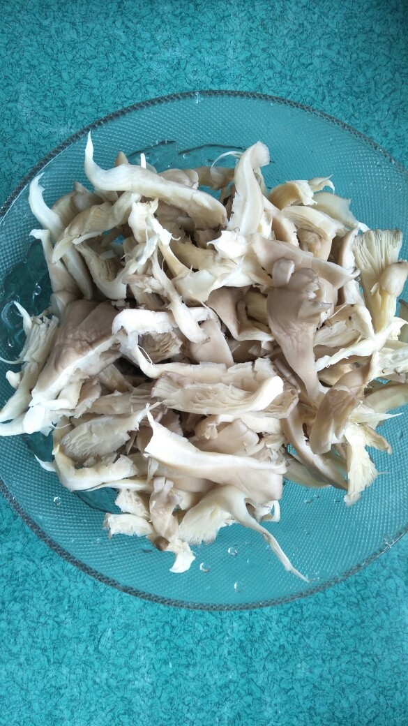 早餐+牛肉蘑菇炖粉条,蘑菇洗净,手掰成条装