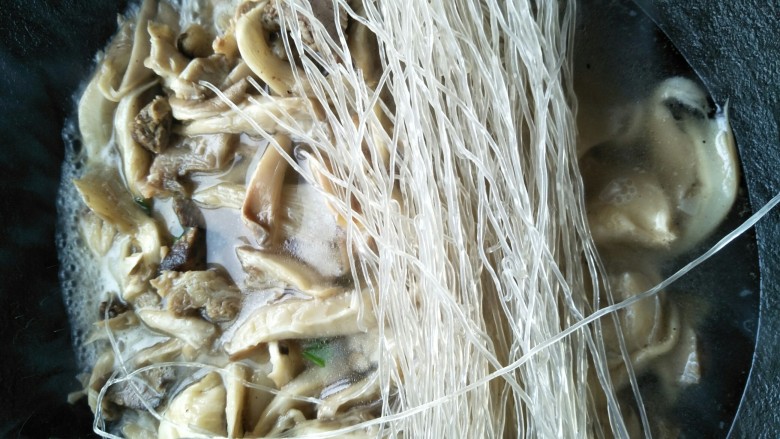 早餐+牛肉蘑菇炖粉条,锅中加入清水,放入粉条,水要没过菜