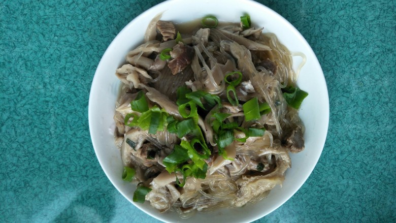 早餐+牛肉蘑菇炖粉条,撒入剩下的葱花,装盘