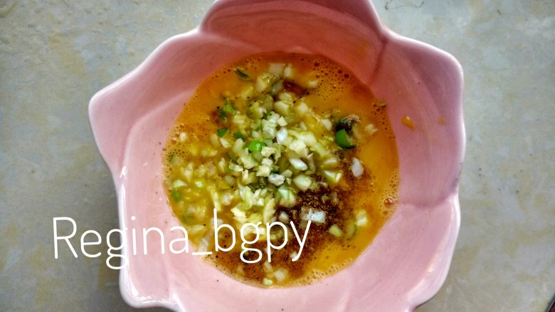香酥馒头片,放入蒜末,葱花