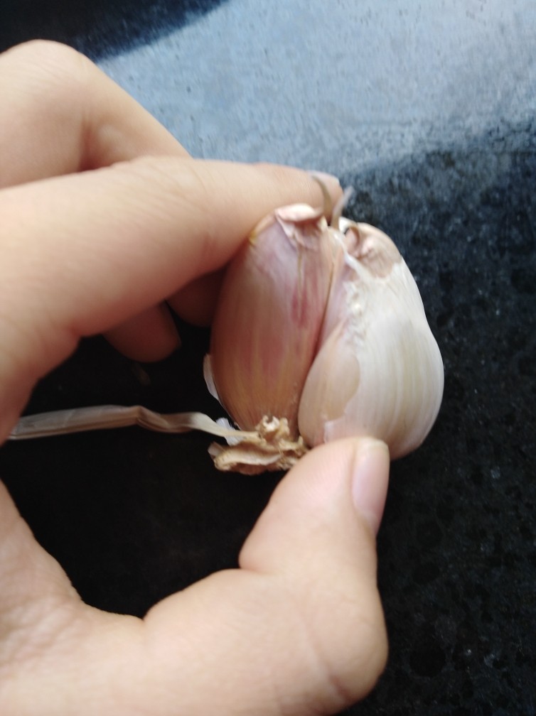 香蔥炒蛋。(白菜),一半大蒜。