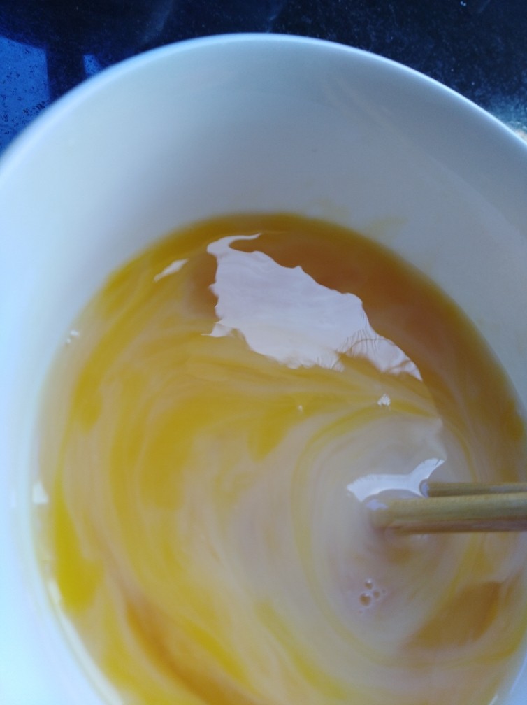 香蔥炒蛋。(白菜),用筷子或者攪拌機。