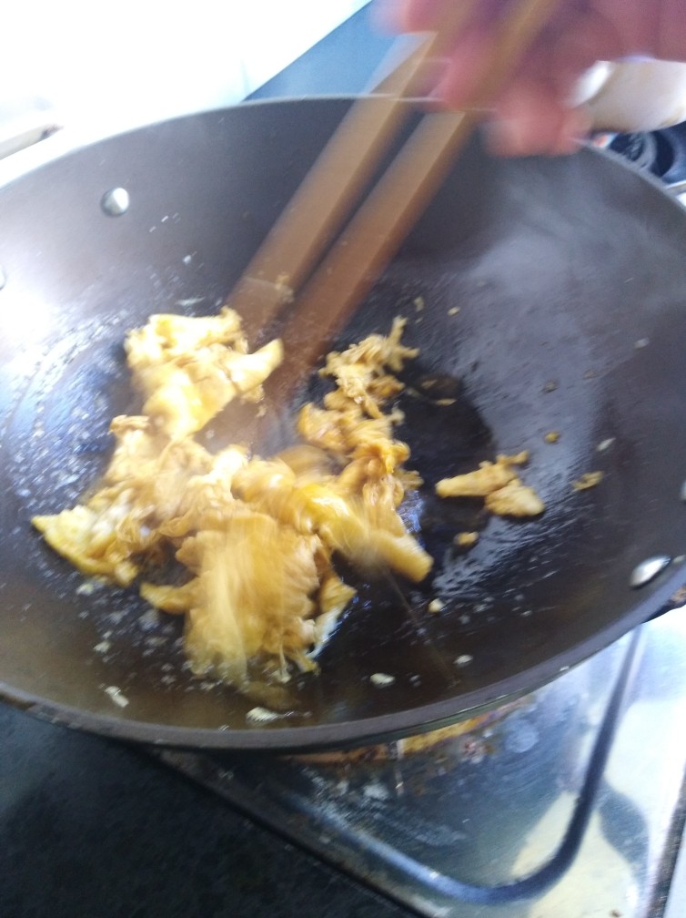 香蔥炒蛋。(白菜),放入油鹽糖。