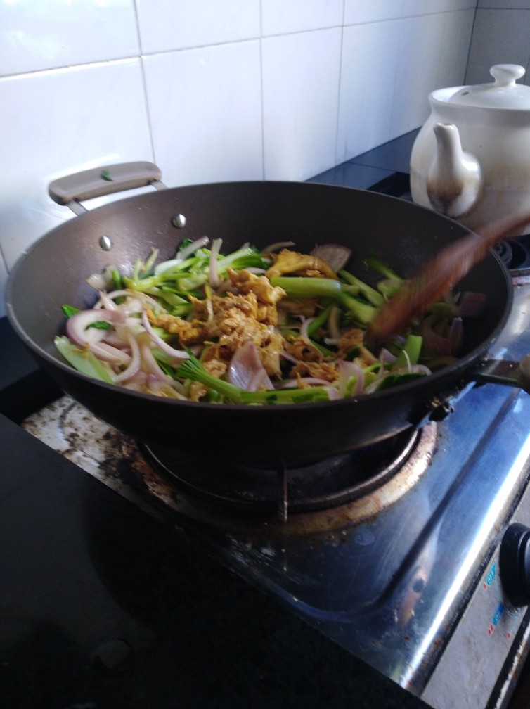 香蔥炒蛋。(白菜),再把蛋往鍋里放。
