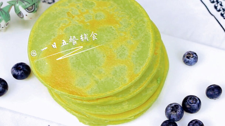 牛油果香蕉松饼 宝宝辅食,低筋面粉+牛油果+香蕉+蛋黄,吃起来甜甜的,没有加糖,带着黑斑的香蕉就是这么甜~