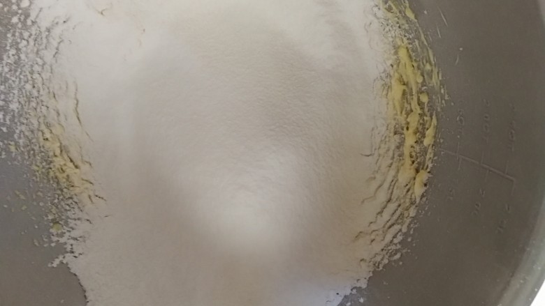 宝宝无盐黄油饼干,过筛后,粉类会很细腻。