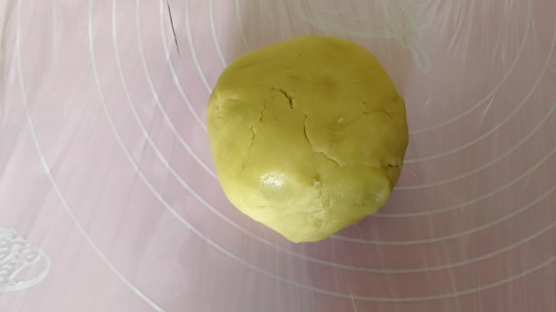 宝宝无盐黄油饼干,包上保鲜膜,放入冰箱冷藏半小时。