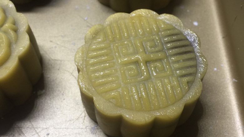 广式豆沙月饼,刷上薄薄一层蛋液,重新放入烤箱烤15分钟。