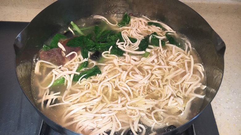 早餐+大煮干丝,然后放入煮熟的干丝,加少许鸡油、盐、鸡精稍煮调味。