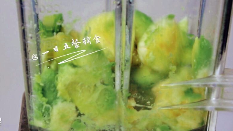 牛油果香蕉松饼 宝宝辅食,低筋面粉+蛋黄, 牛油果和香蕉搅拌成泥。
🌻小贴士:不用料理机,勺子也能压碎。