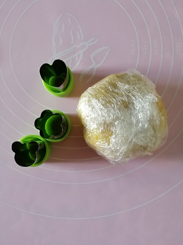 宝宝无盐黄油饼干,从冰箱里取出面团儿,准备好模具。