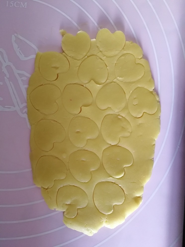 宝宝无盐黄油饼干,然后用模具压出形状。压好的饼干形状取的时候有点儿费劲,可以用小刀托起放在油纸上。