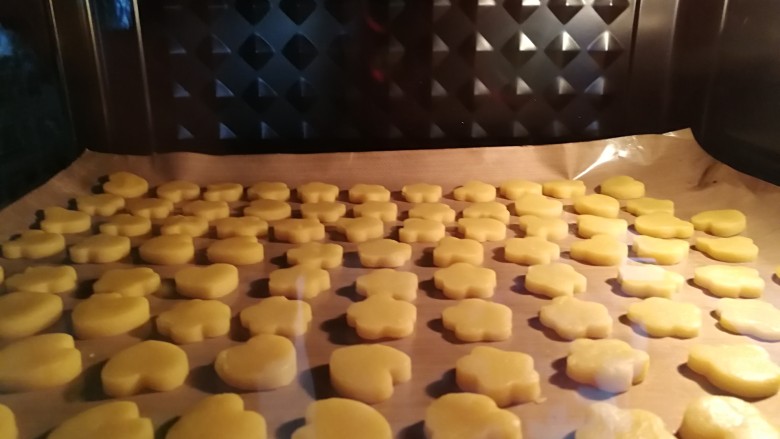 宝宝无盐黄油饼干,放入烤箱中间层,上下火170°,10分钟。