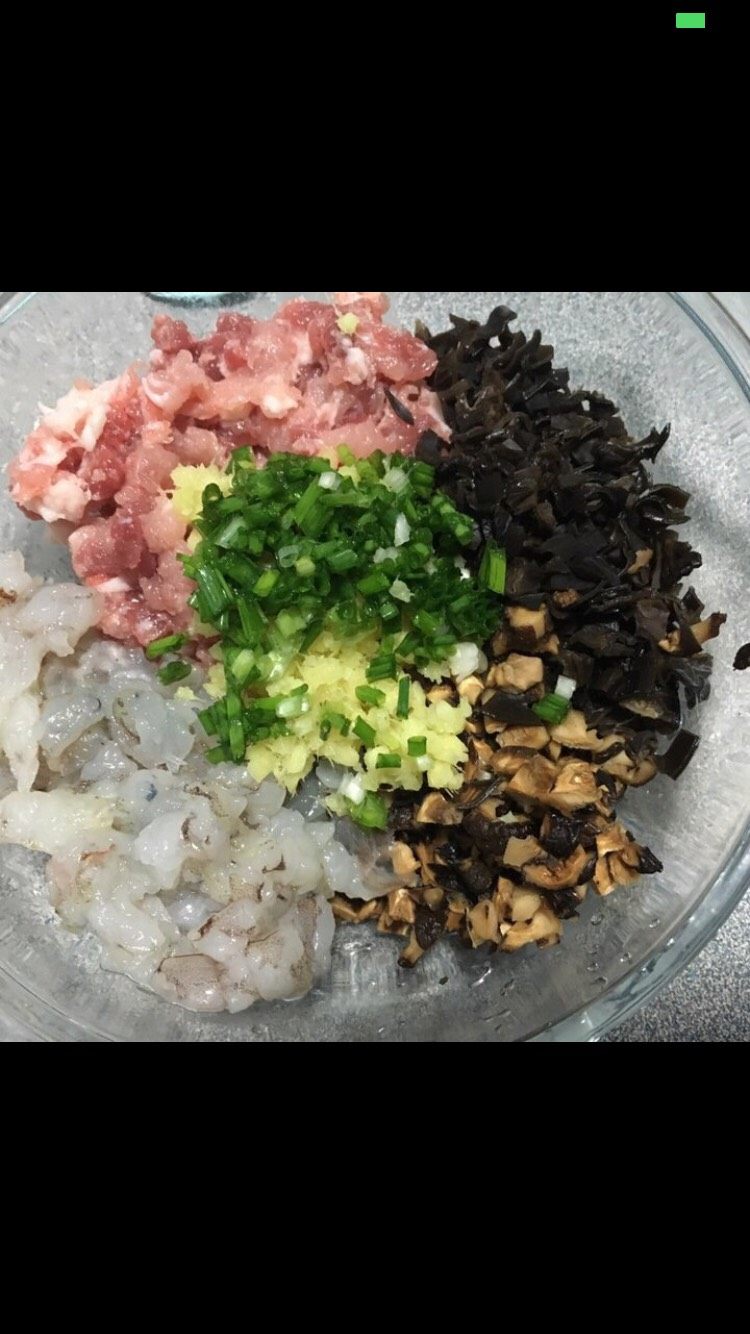 排骨蒸饺,接着包饺子,把饺子馅料分别切碎放在碗里