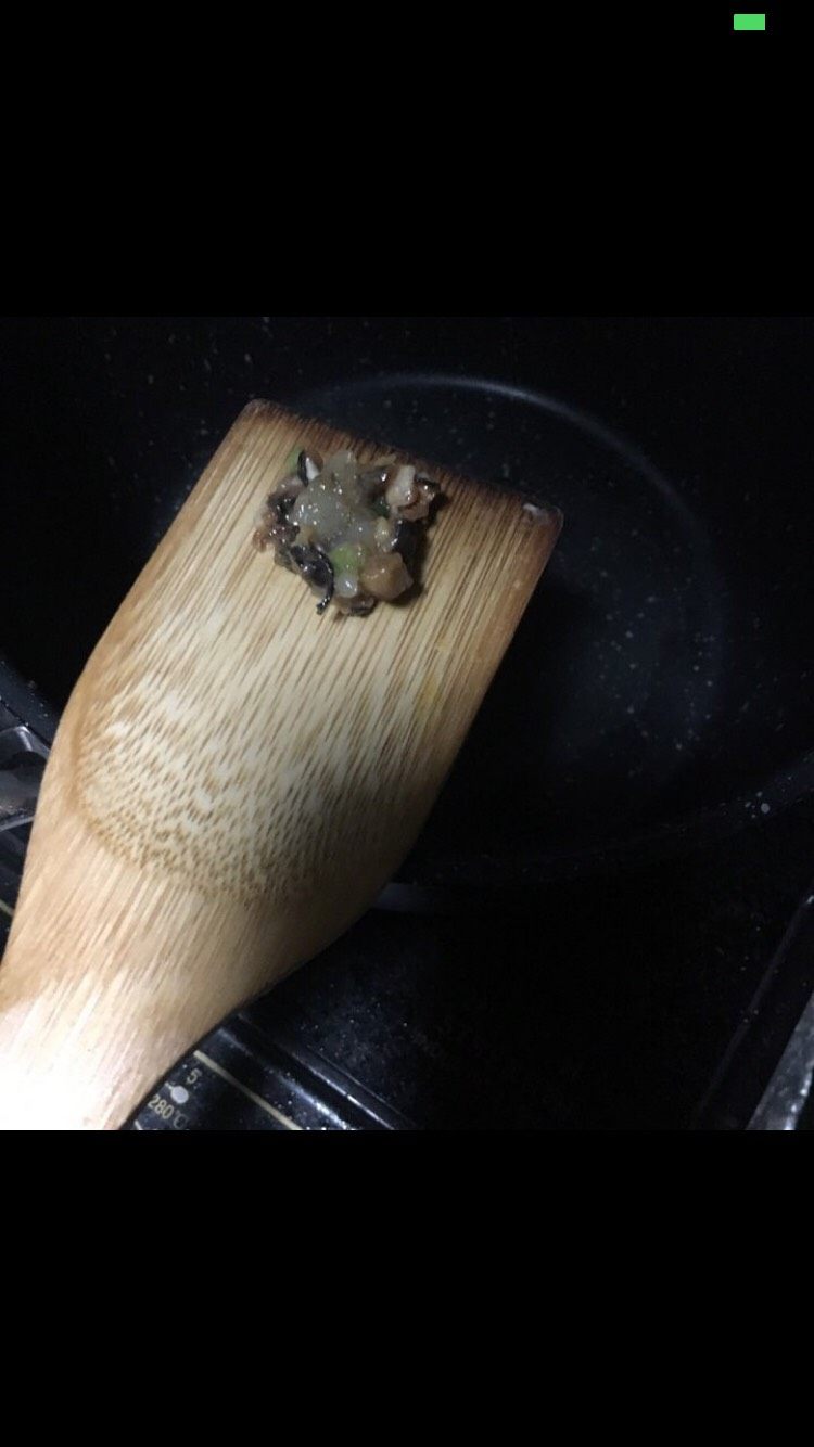排骨蒸饺,可以先煎一点馅料尝尝味道,再调整咸淡