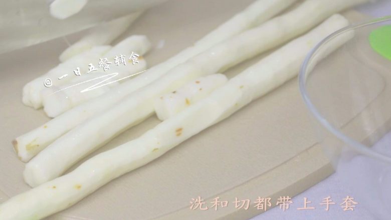 小米山药粥 宝宝辅食,强壮身体助消化,🌻小贴士:1. 山药不要事先切好,待到要放时再切也不迟,否则早切易氧化变色。2. 山药导致手痒,这主要是因为山药里面的角皂素跟植物碱