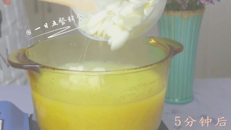 小米山药粥 宝宝辅食,强壮身体助消化,小米煮5分钟后,入山药一起煮。
🌻小贴士:山药富含丰富的蛋白质、碳水化合物以及微量元素,具有增强宝宝免疫功能的作用。同时它又能帮助消化